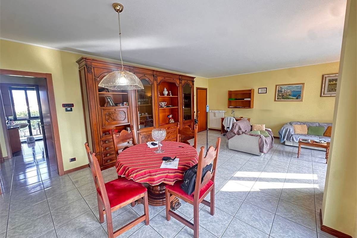 ERBA AMPIO TRILOCALE CON 2 AUTORIMESSE 