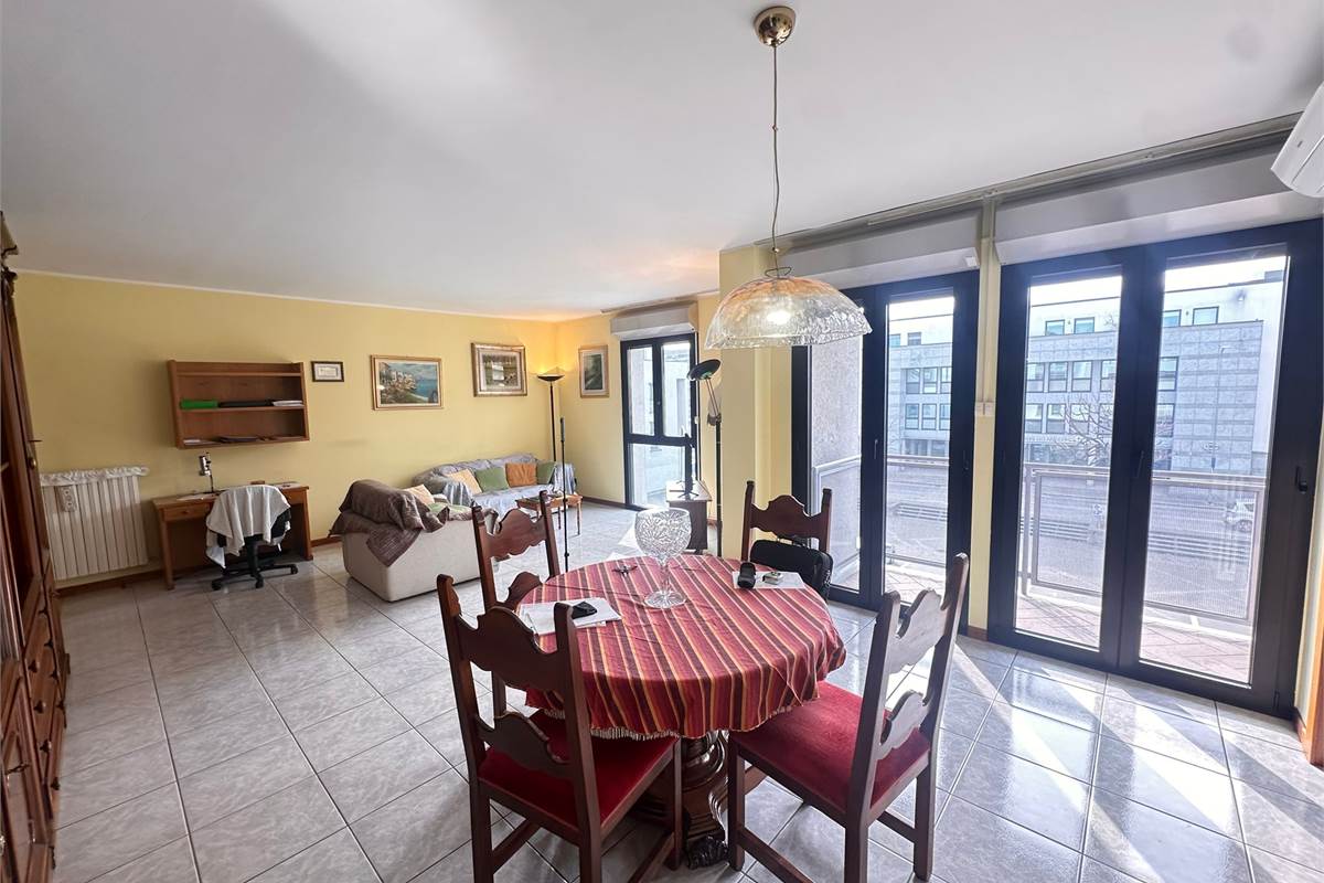 ERBA AMPIO TRILOCALE CON 2 AUTORIMESSE 