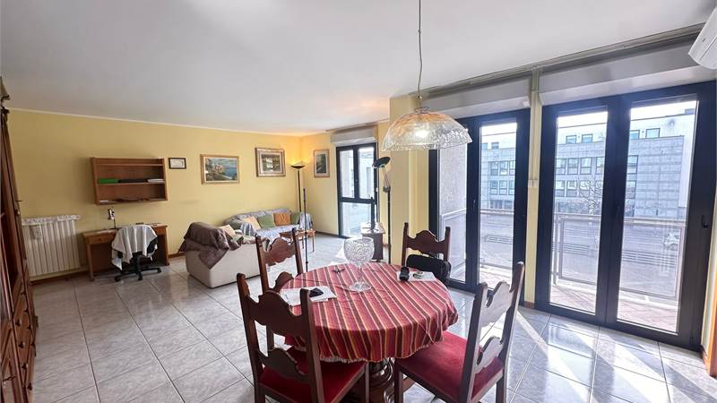 ERBA AMPIO TRILOCALE CON 2 AUTORIMESSE 