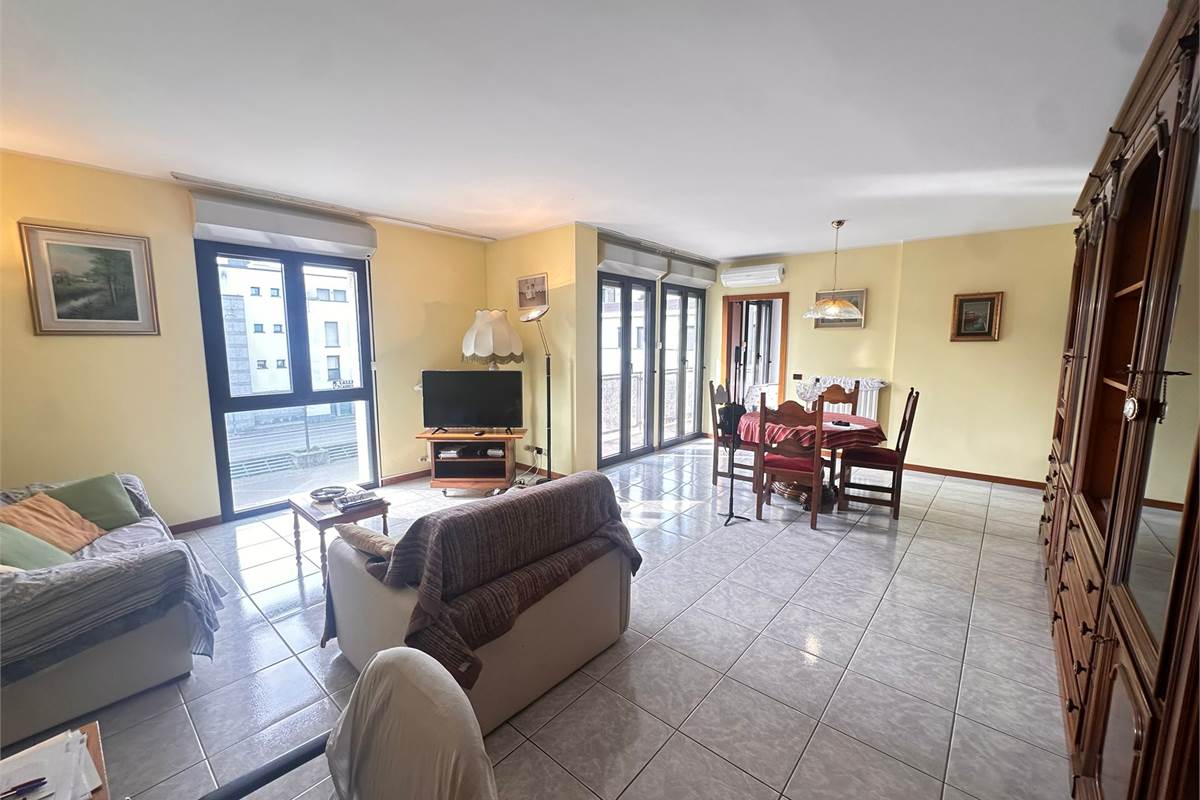 ERBA AMPIO TRILOCALE CON 2 AUTORIMESSE 