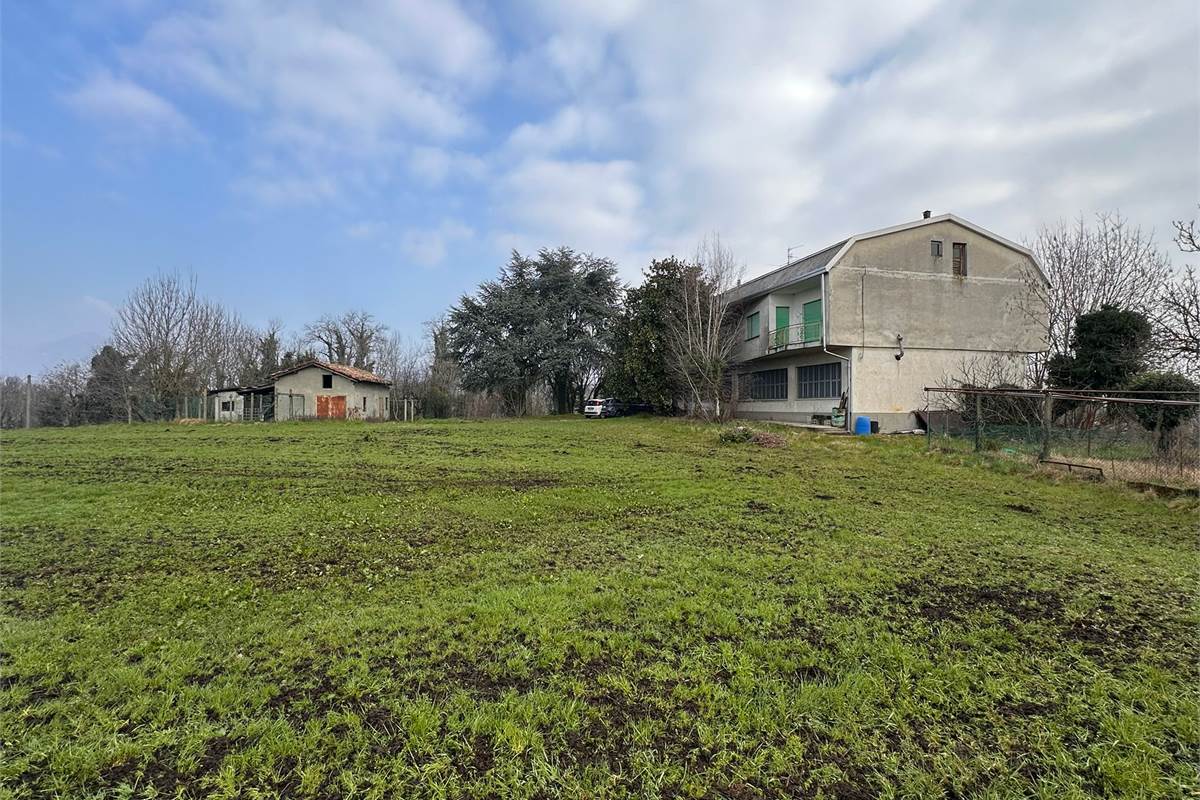 ROGENO CASA ANNI '60 CON AMPIO TERRENO 
