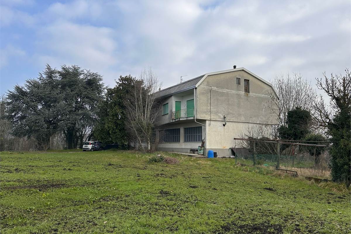 ROGENO CASA ANNI '60 CON AMPIO TERRENO 