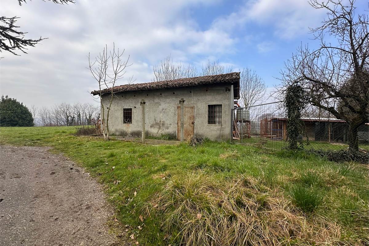 ROGENO CASA ANNI '60 CON AMPIO TERRENO 