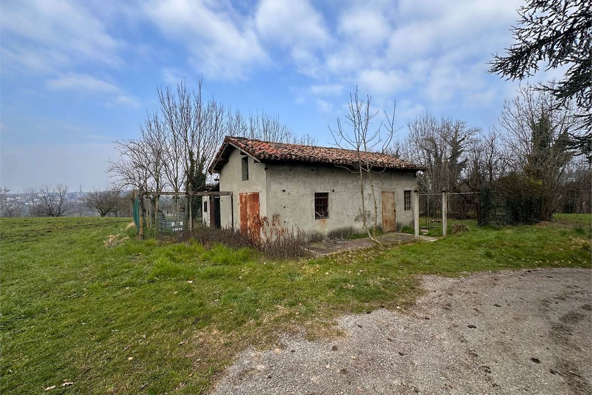 ROGENO CASA ANNI '60 CON AMPIO TERRENO 