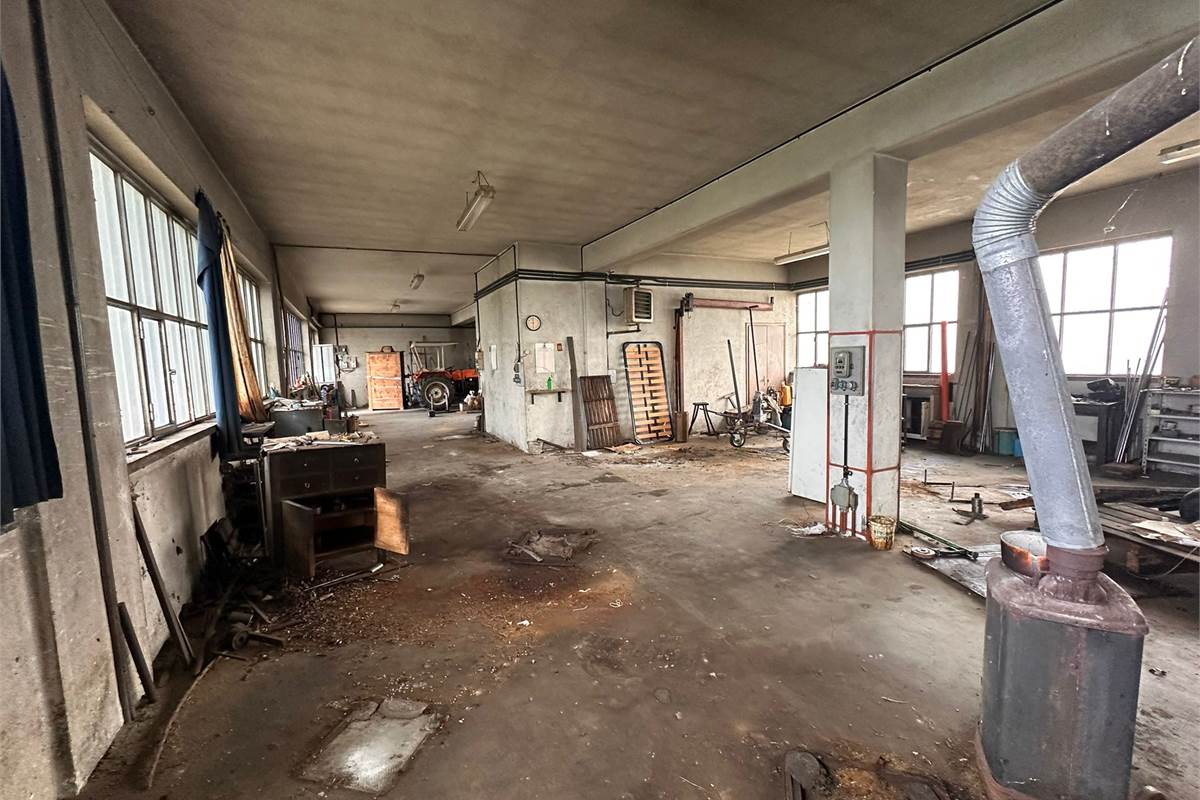 ROGENO CASA ANNI '60 CON AMPIO TERRENO 