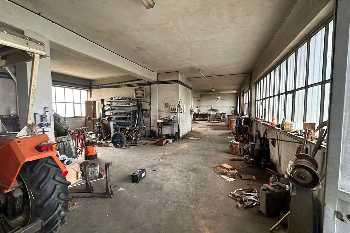 ROGENO CASA ANNI '60 CON AMPIO TERRENO 