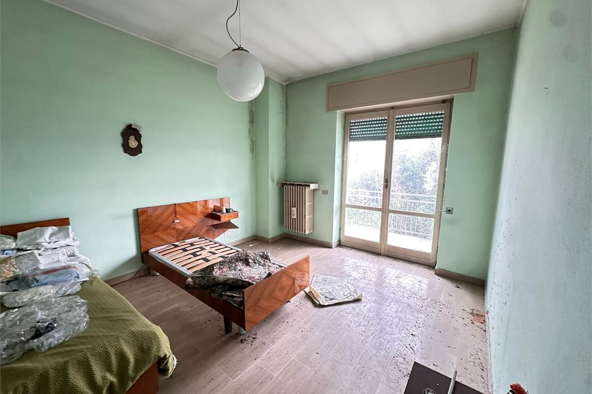 ROGENO CASA ANNI '60 CON AMPIO TERRENO 