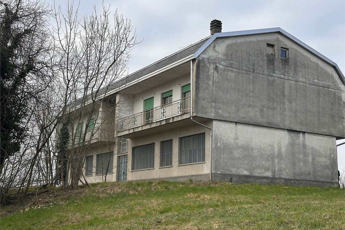 ROGENO CASA ANNI '60 CON AMPIO TERRENO 