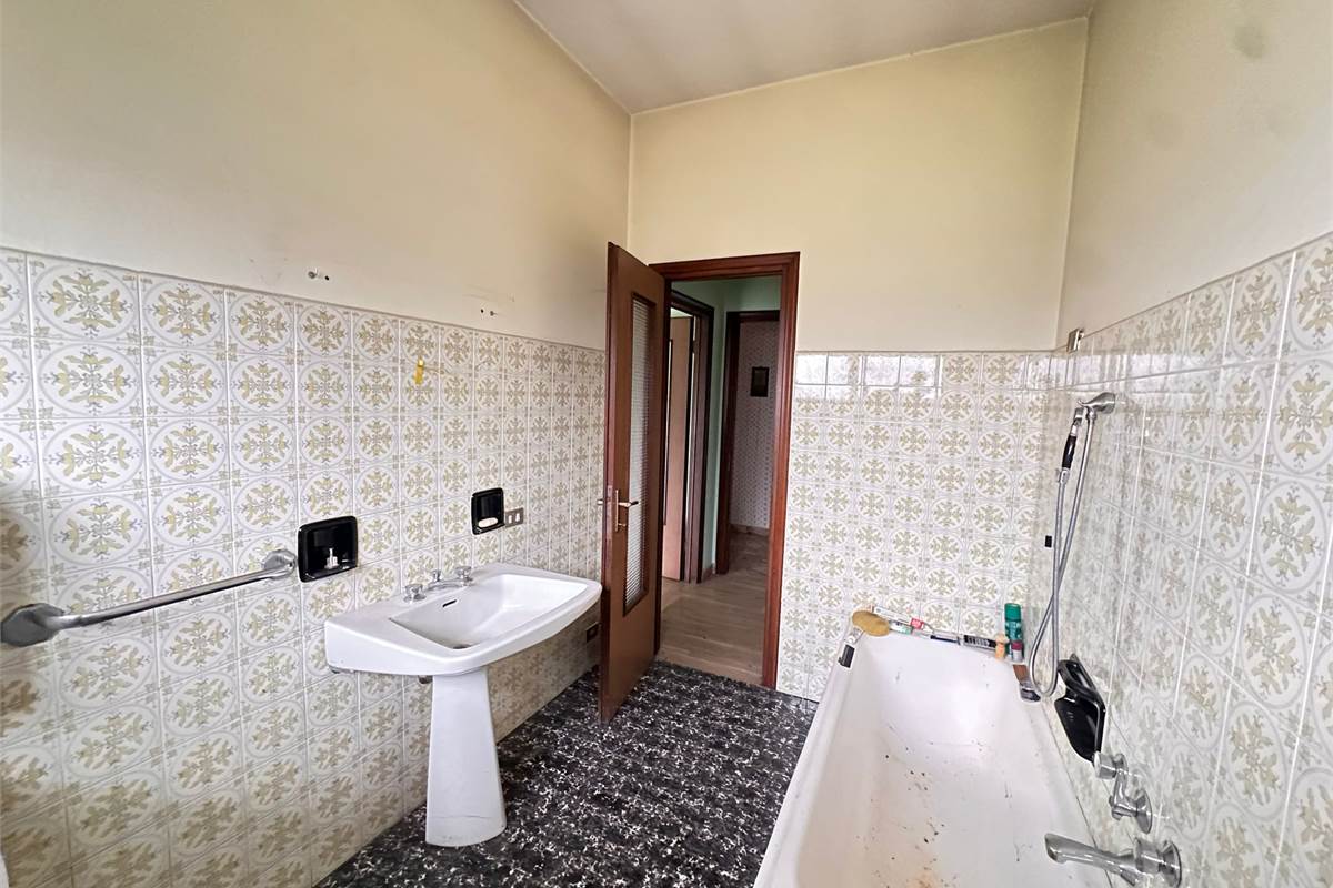 ROGENO CASA ANNI '60 CON AMPIO TERRENO 