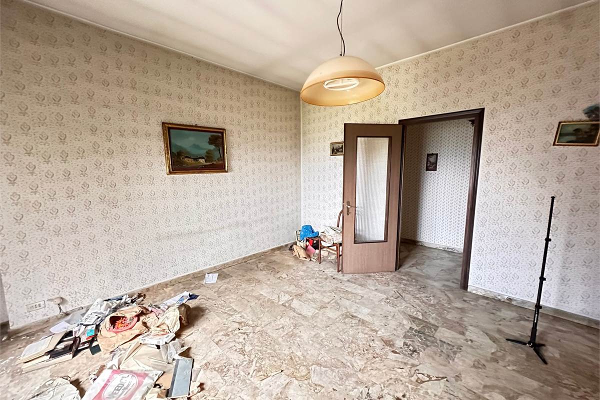 ROGENO CASA ANNI '60 CON AMPIO TERRENO 