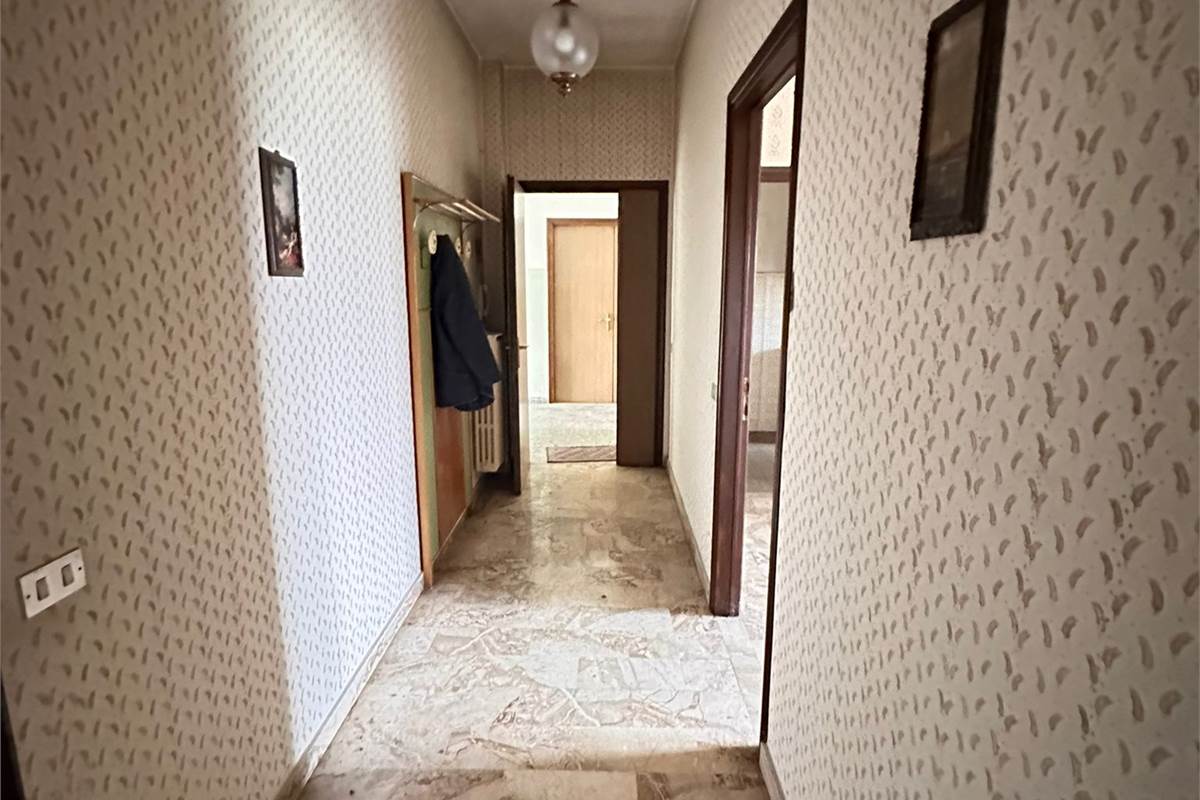 ROGENO CASA ANNI '60 CON AMPIO TERRENO 