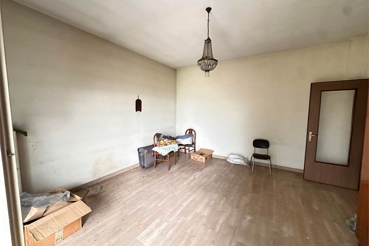 ROGENO CASA ANNI '60 CON AMPIO TERRENO 