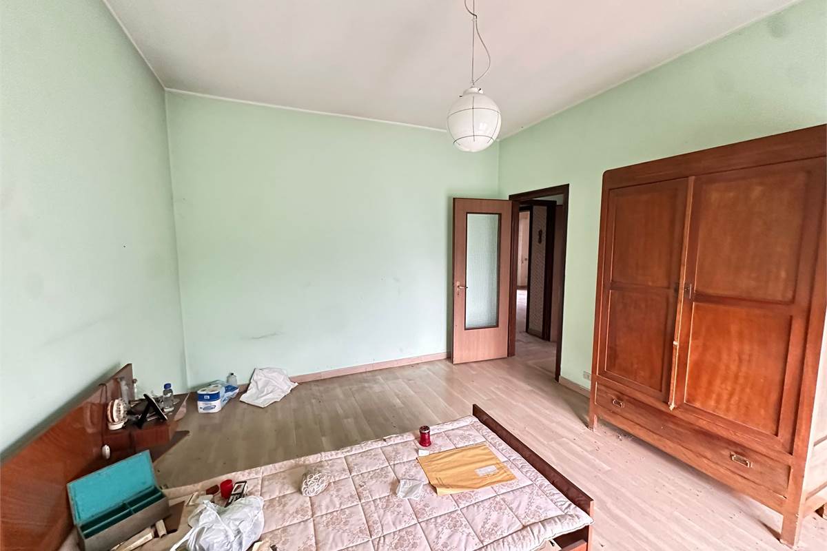 ROGENO CASA ANNI '60 CON AMPIO TERRENO 