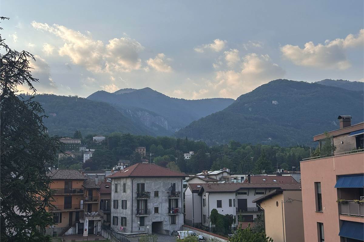 3 locali In Vendita a Erba