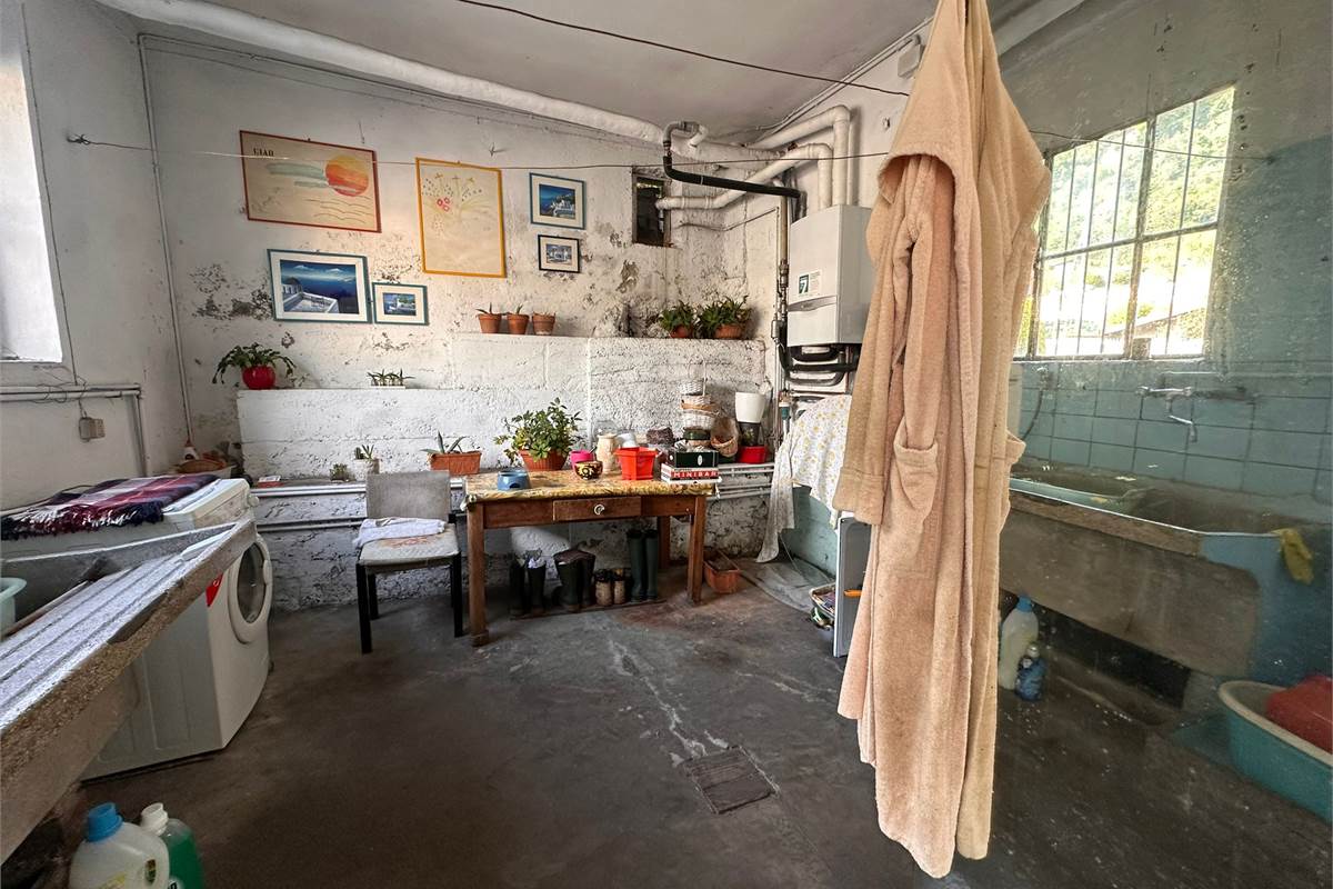 ASSO PORZIONE DI CASA CON TERRENO