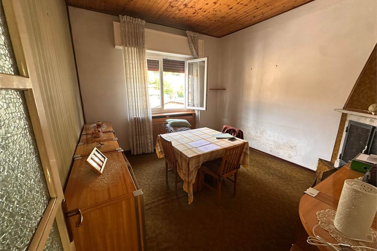 ASSO PORZIONE DI CASA CON TERRENO