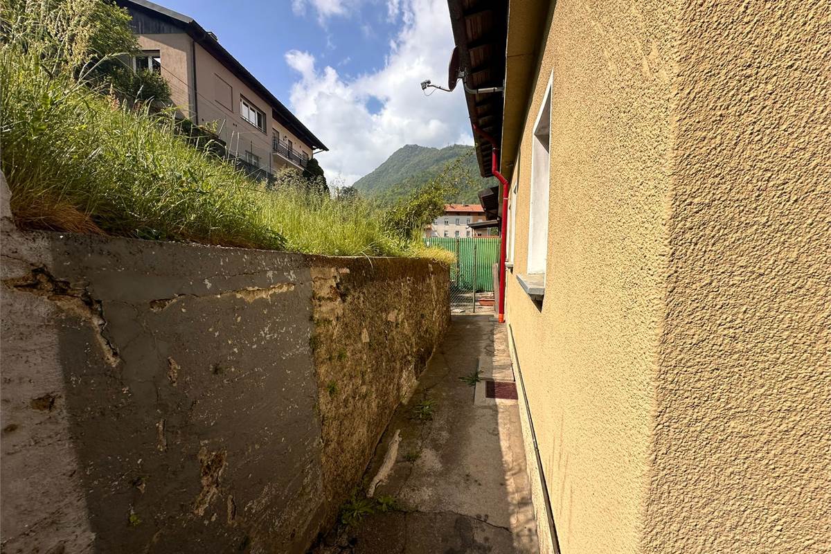 ASSO PORZIONE DI CASA CON TERRENO