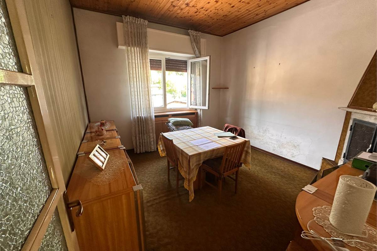 ASSO PORZIONE DI CASA CON TERRENO