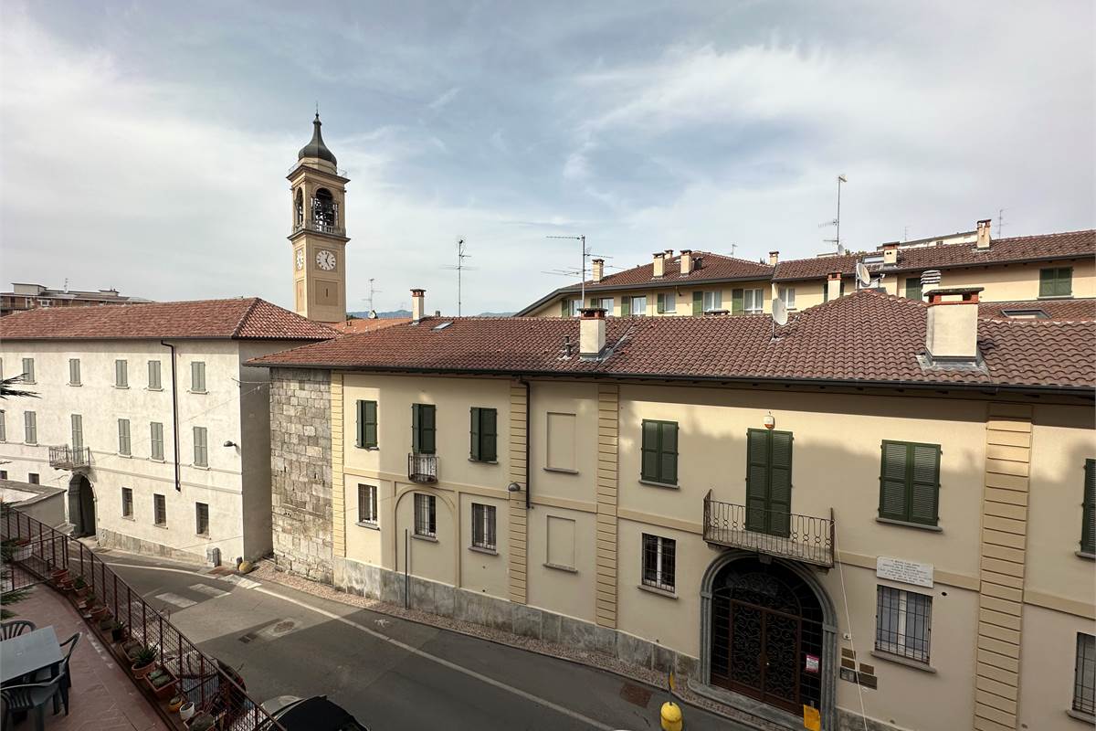 CANTU' QUADRILOCALE PANORAMICO E RISTRUTTURATO