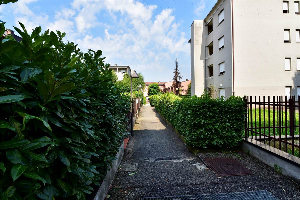 CANTU' TRELOCALI CON BOX, CANTINA E TERRAZZINO