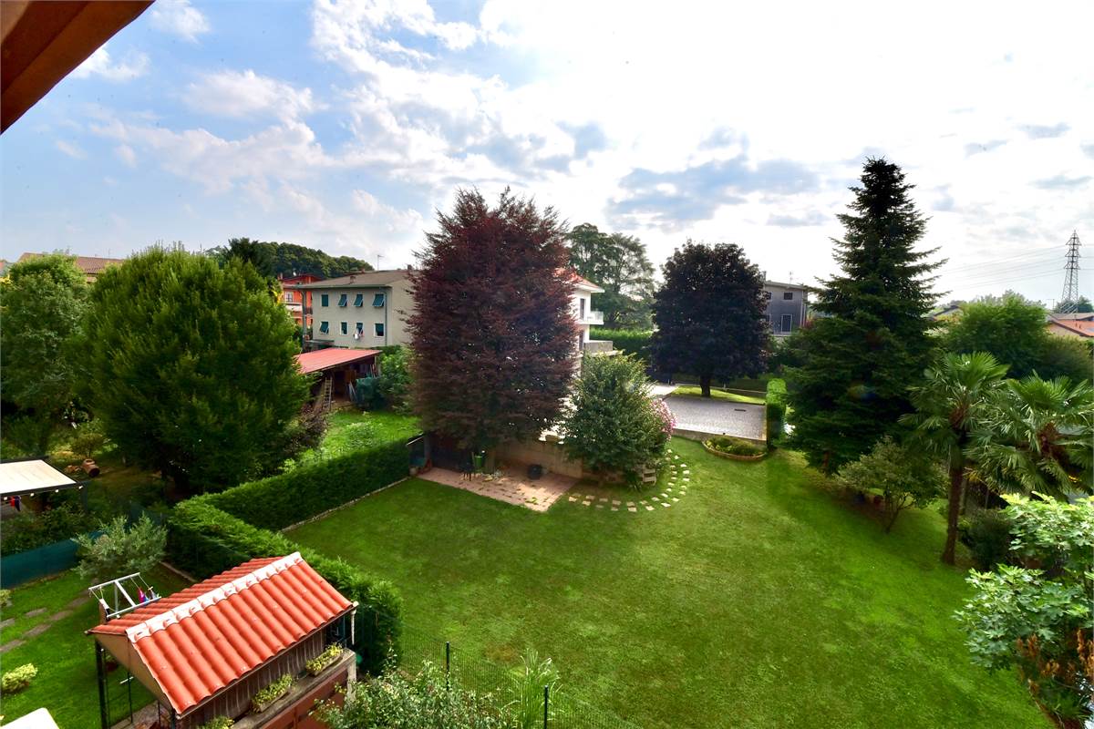 CANTU' TRELOCALI CON BOX, CANTINA E TERRAZZINO