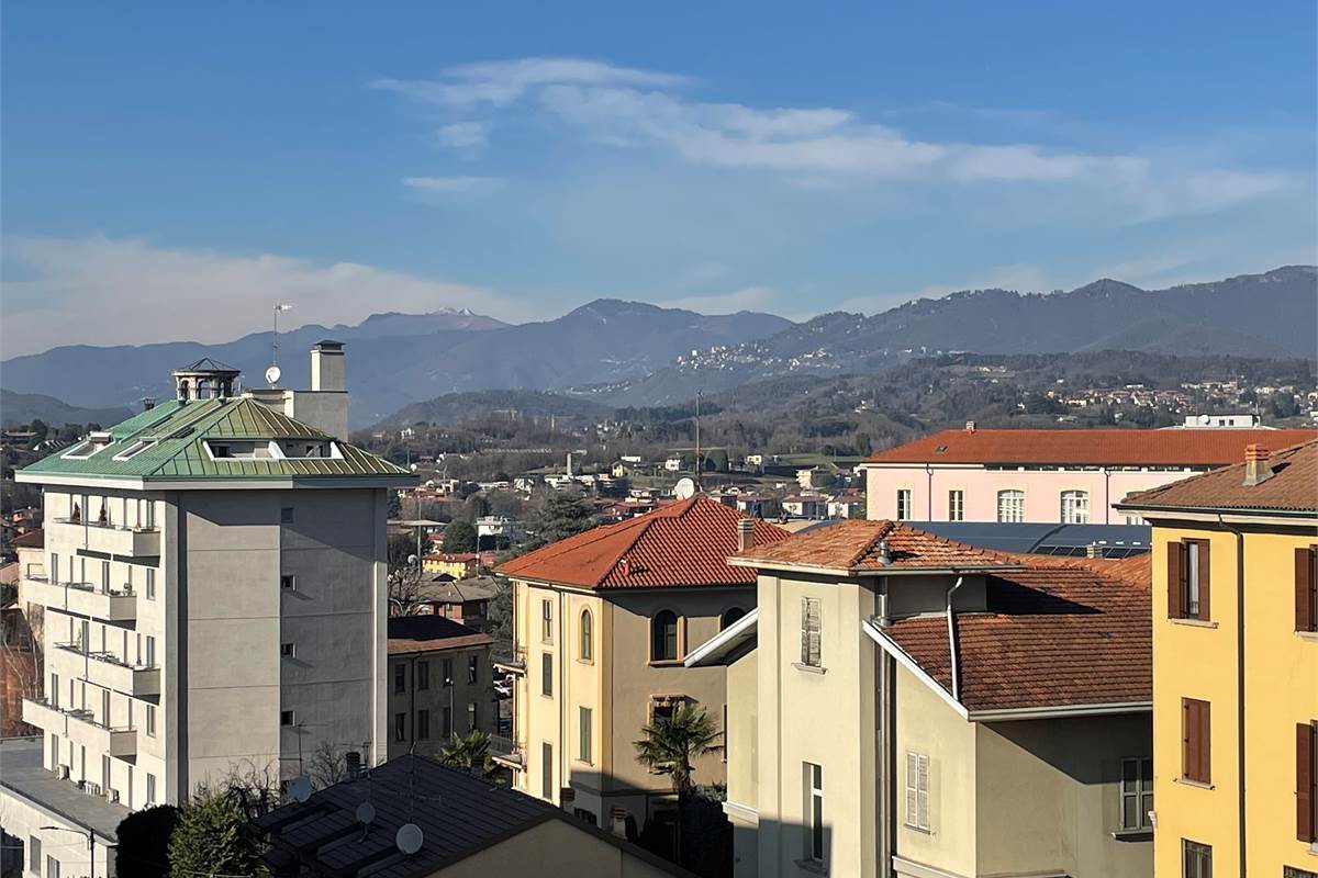 CANTU' APPARTAMENTO PANORAMICO CON BOX E CANTINA