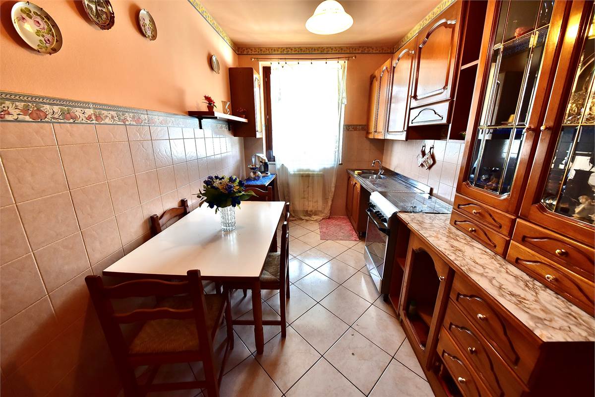 LOCATE VARESINO BILOCALE CON CUCINA SEPARATA