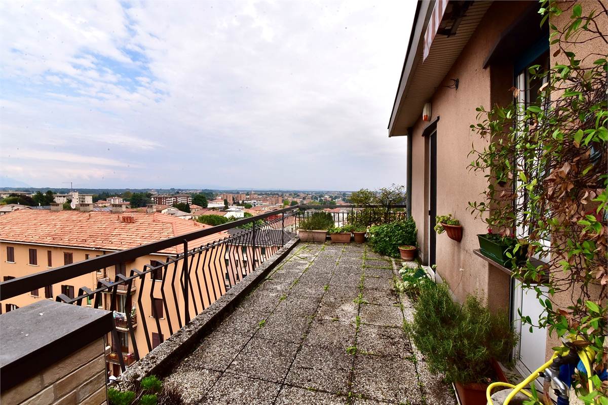 Cantù centro attico con grande terrazzo panoramico