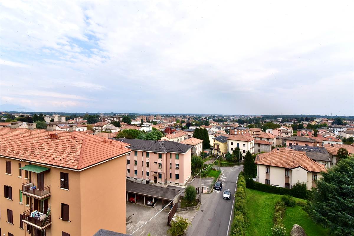 Cantù centro attico con grande terrazzo panoramico