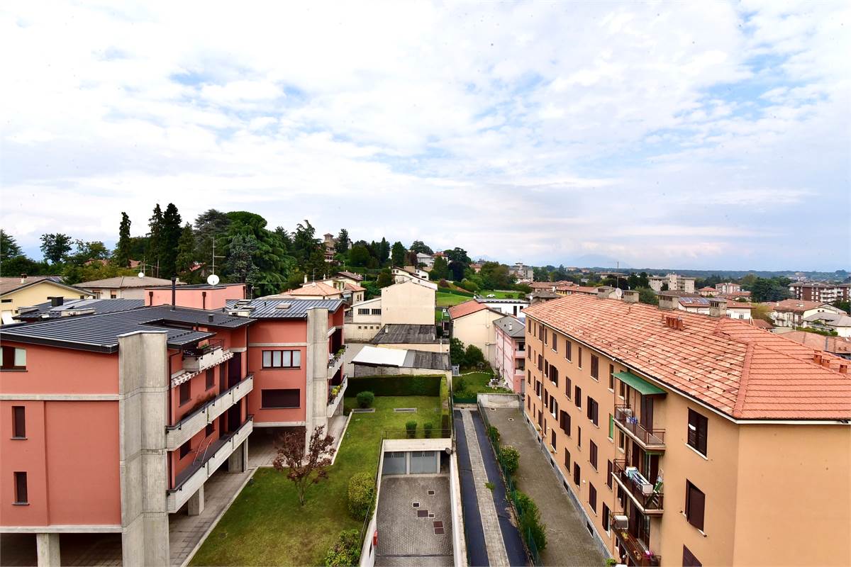 Cantù centro attico con grande terrazzo panoramico