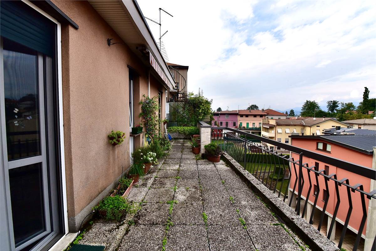 Cantù centro attico con grande terrazzo panoramico