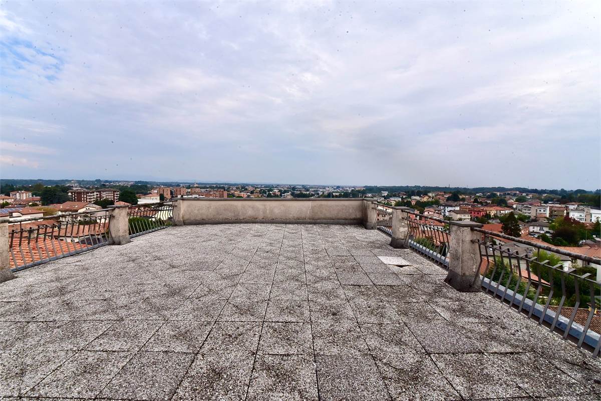 Cantù centro attico con grande terrazzo panoramico