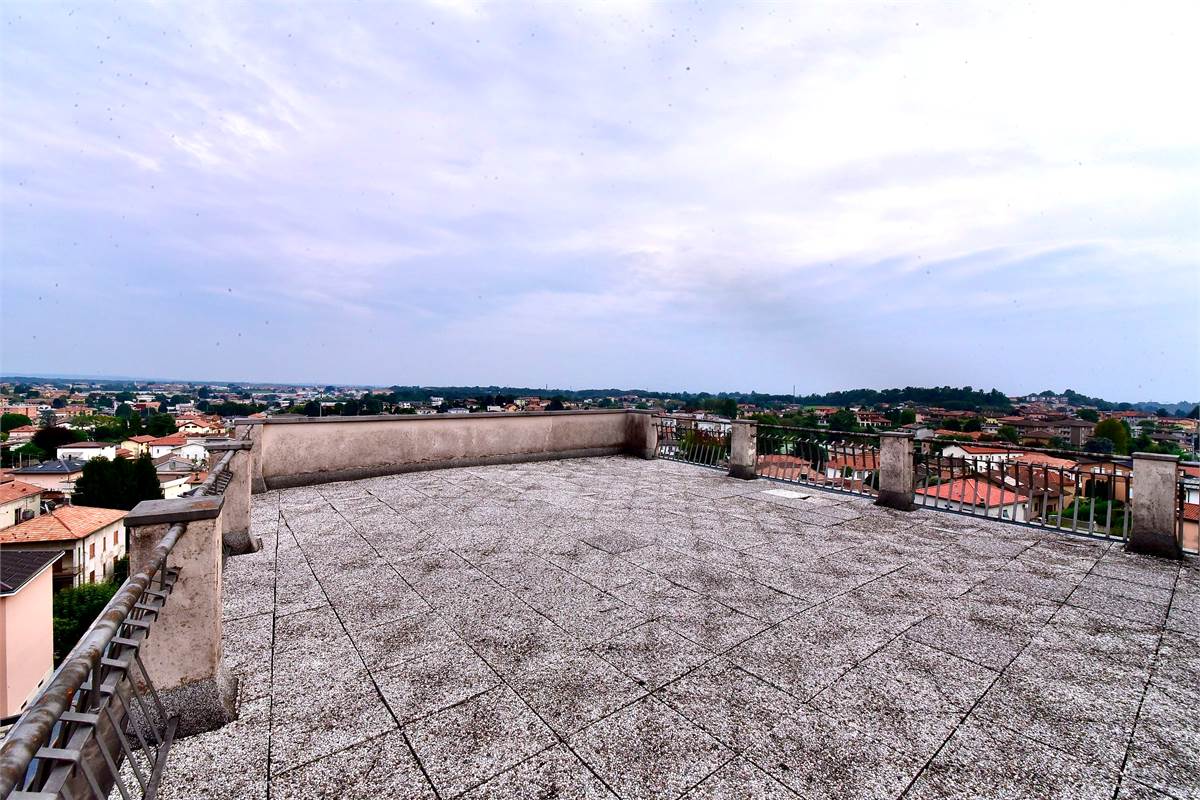 Cantù centro attico con grande terrazzo panoramico