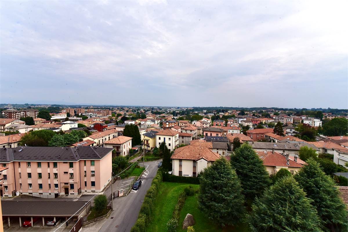 Cantù centro attico con grande terrazzo panoramico