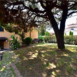 CANTU' GRANDE PORZIONE DI CASA CON GIARDINO