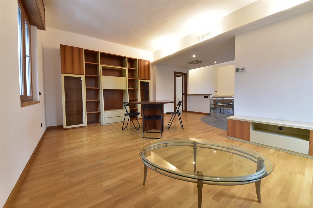 CUCCIAGO APPARTAMENTO CON INGRESSO INDIPENDENTE
