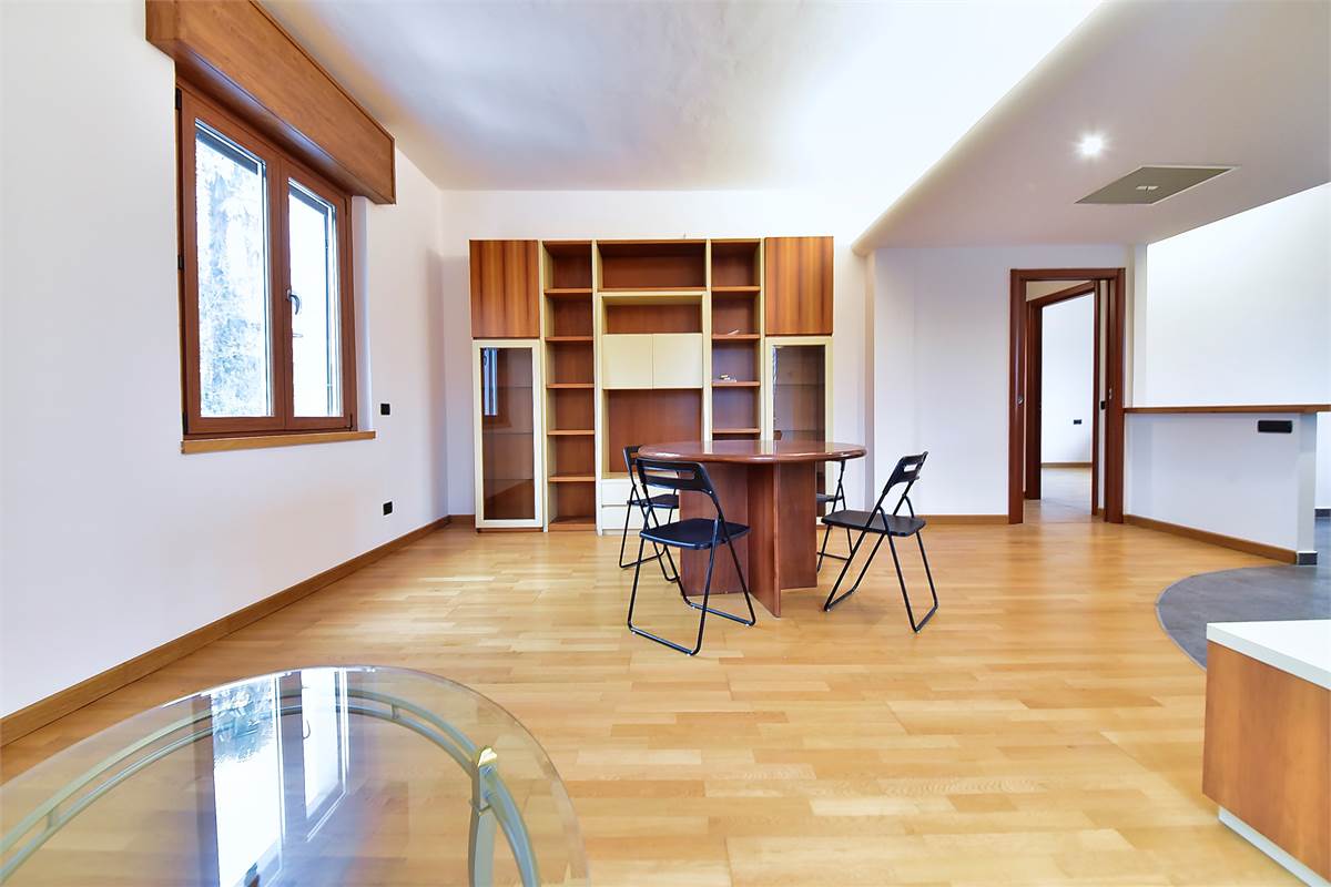 CUCCIAGO APPARTAMENTO CON INGRESSO INDIPENDENTE