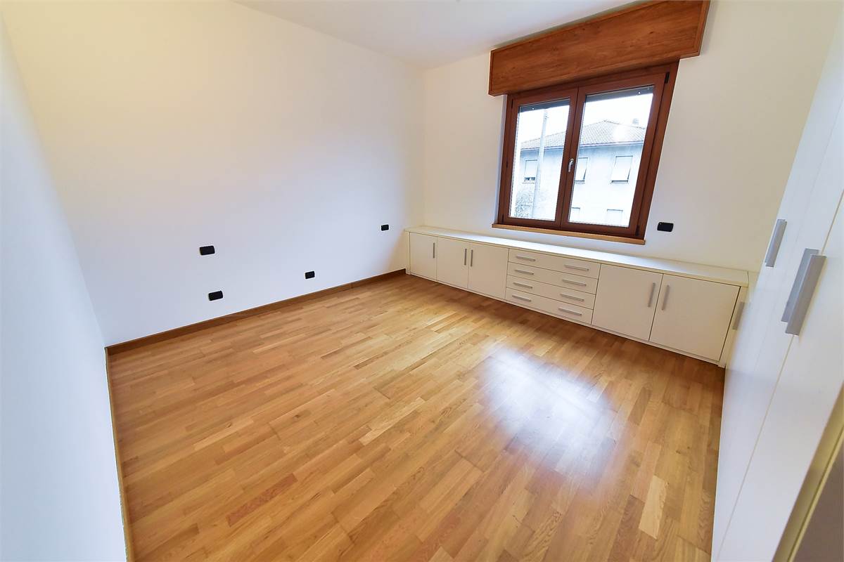 CUCCIAGO APPARTAMENTO CON INGRESSO INDIPENDENTE