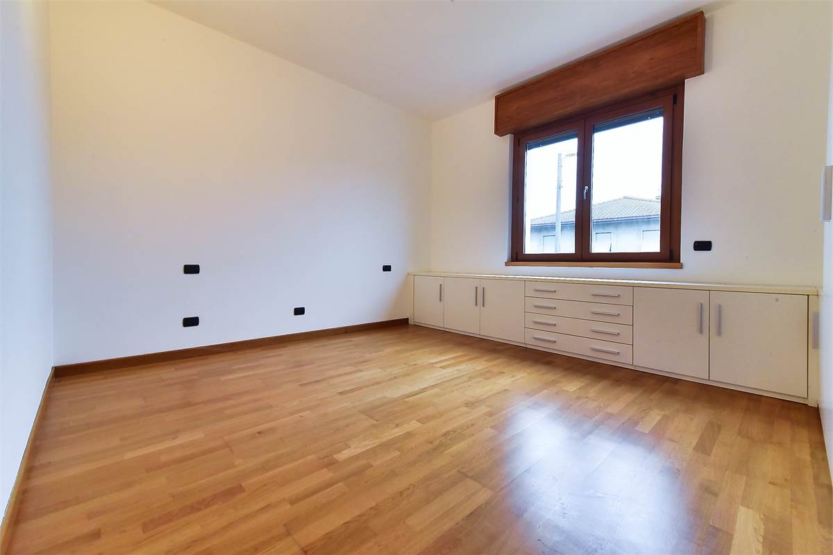 CUCCIAGO APPARTAMENTO CON INGRESSO INDIPENDENTE