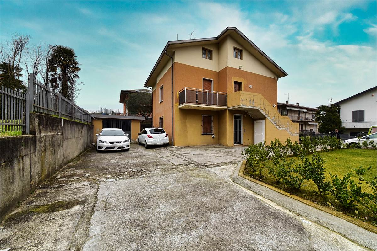CUCCIAGO APPARTAMENTO CON INGRESSO INDIPENDENTE