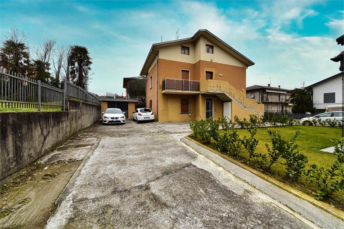 CUCCIAGO APPARTAMENTO CON INGRESSO INDIPENDENTE