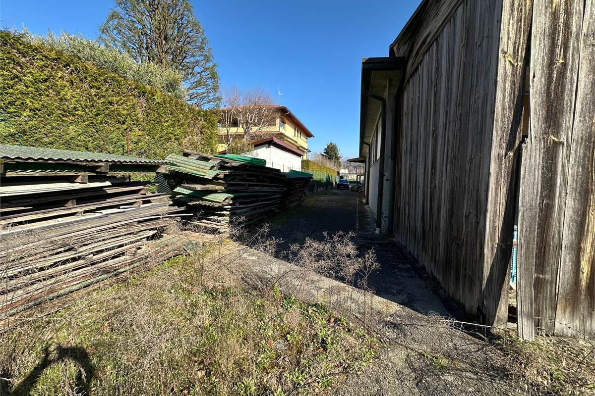 CANTU' PORZIONE DI CAPANNONE CON APPARTAMENTO