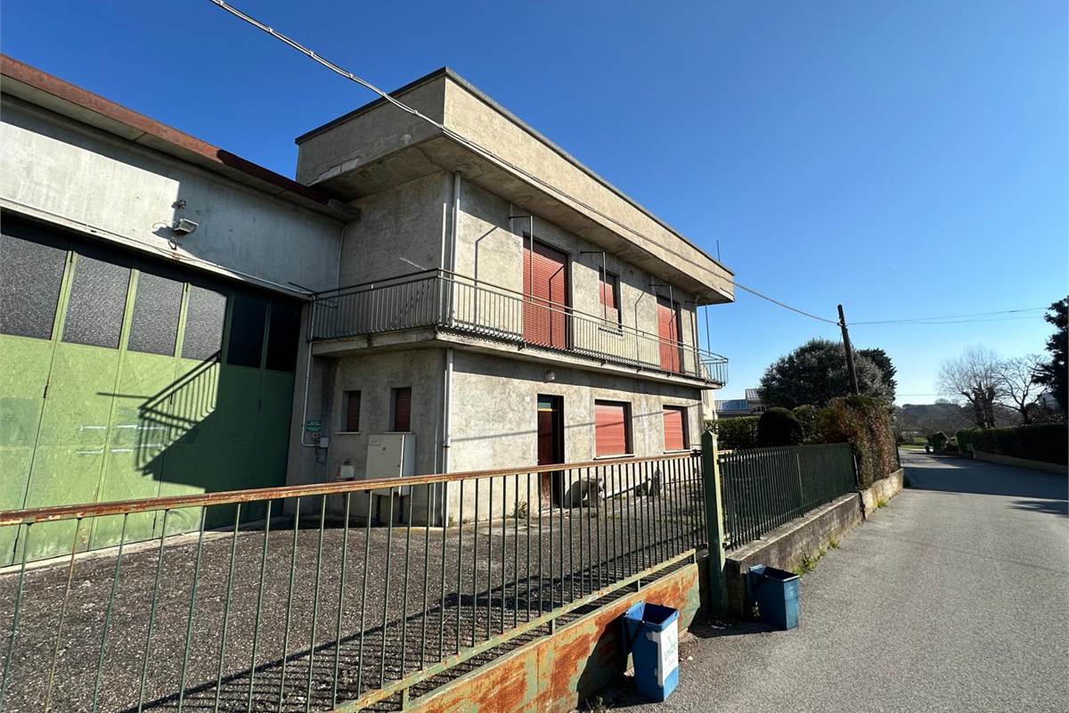 CANTU' PORZIONE DI CAPANNONE CON APPARTAMENTO