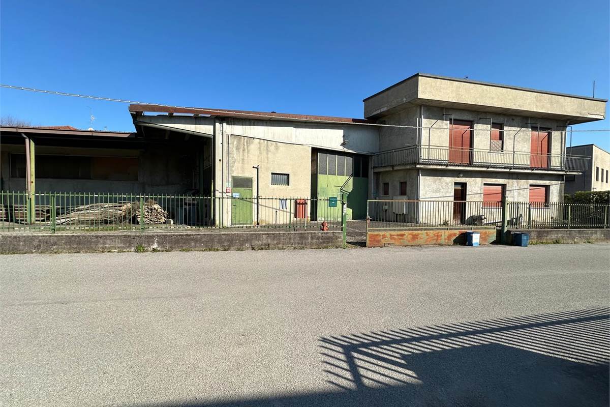 CANTU' PORZIONE DI CAPANNONE CON APPARTAMENTO