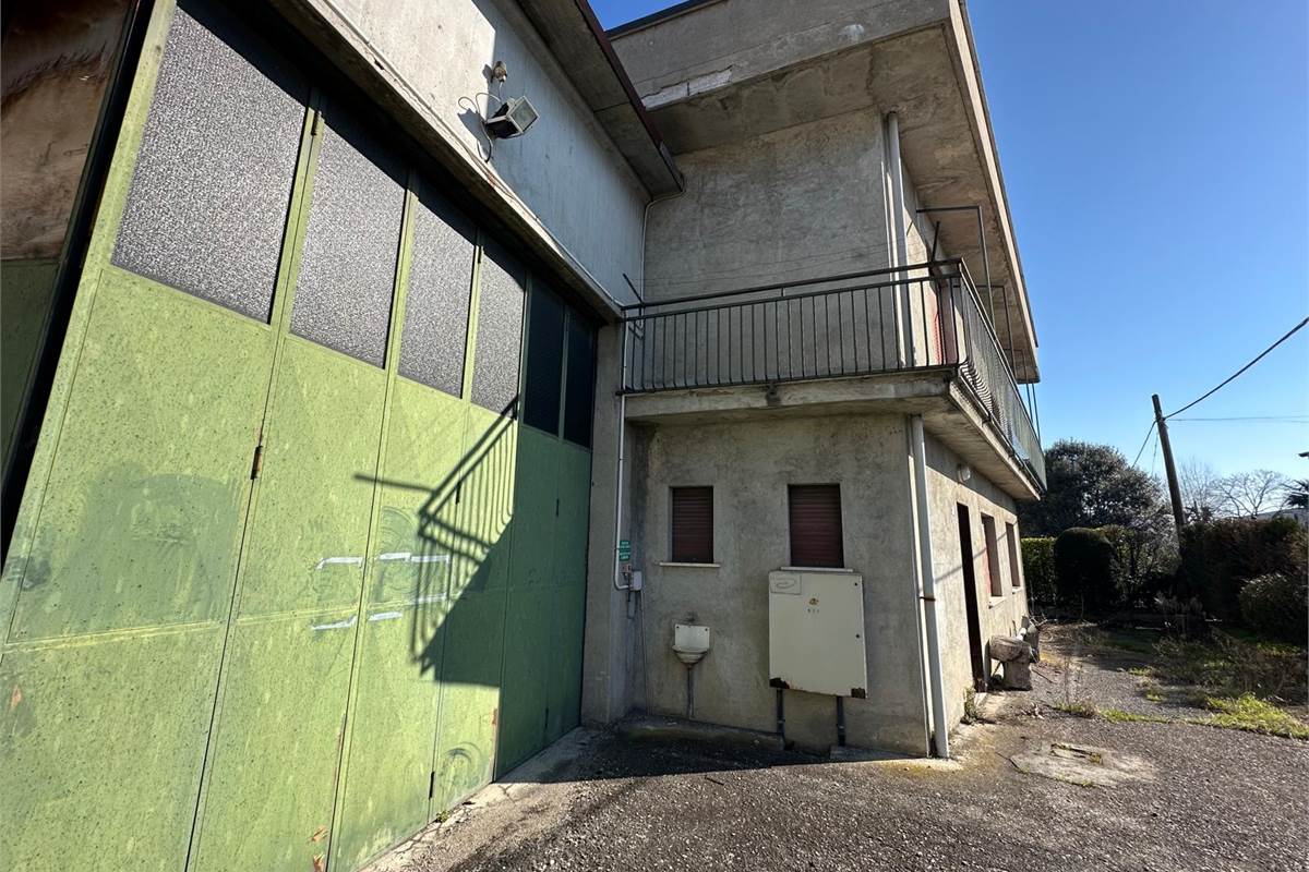 CANTU' PORZIONE DI CAPANNONE CON APPARTAMENTO