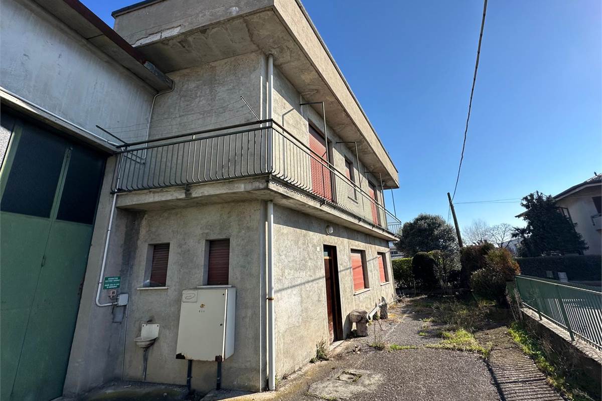 CANTU' PORZIONE DI CAPANNONE CON APPARTAMENTO