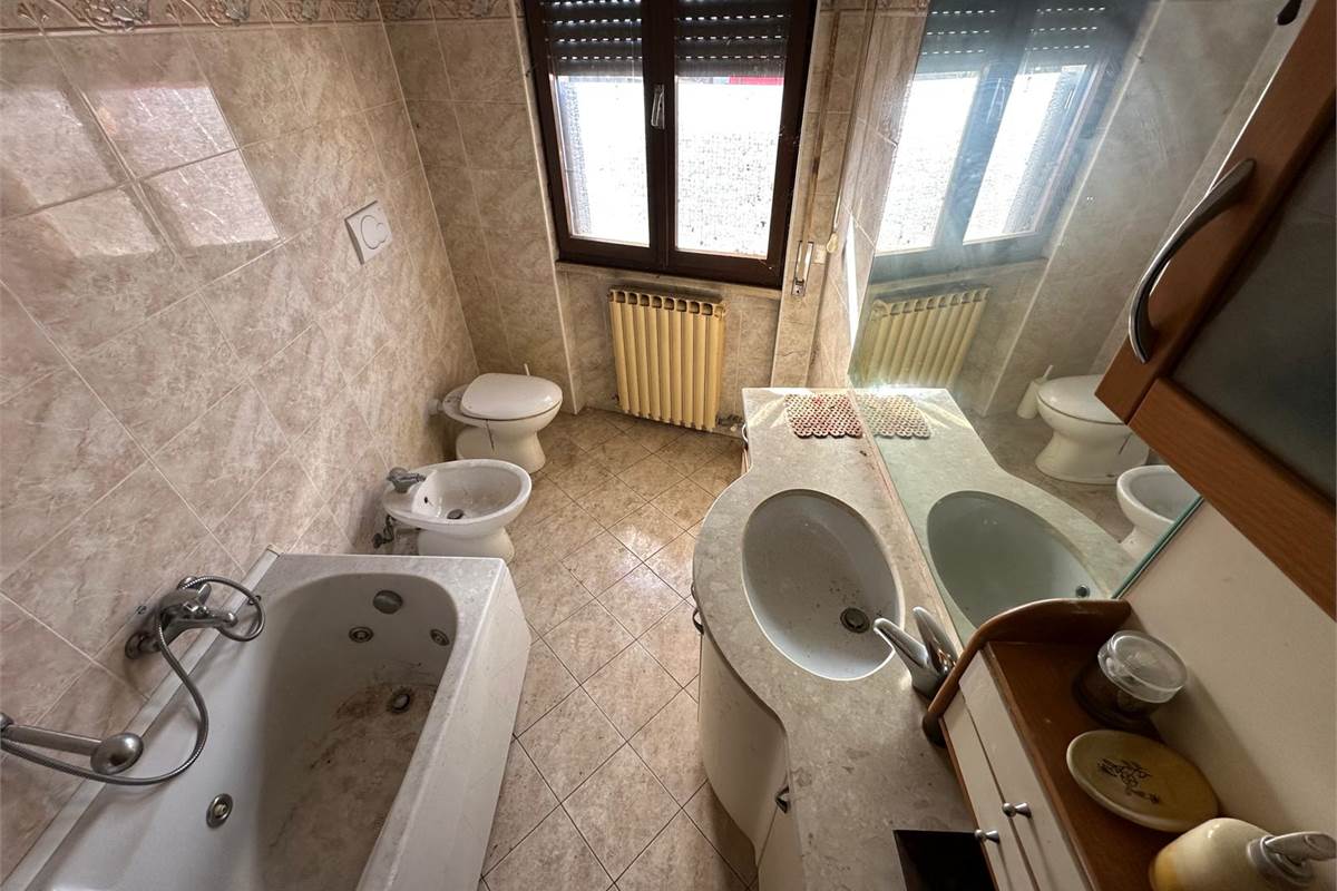 CANTU' PORZIONE DI CAPANNONE CON APPARTAMENTO