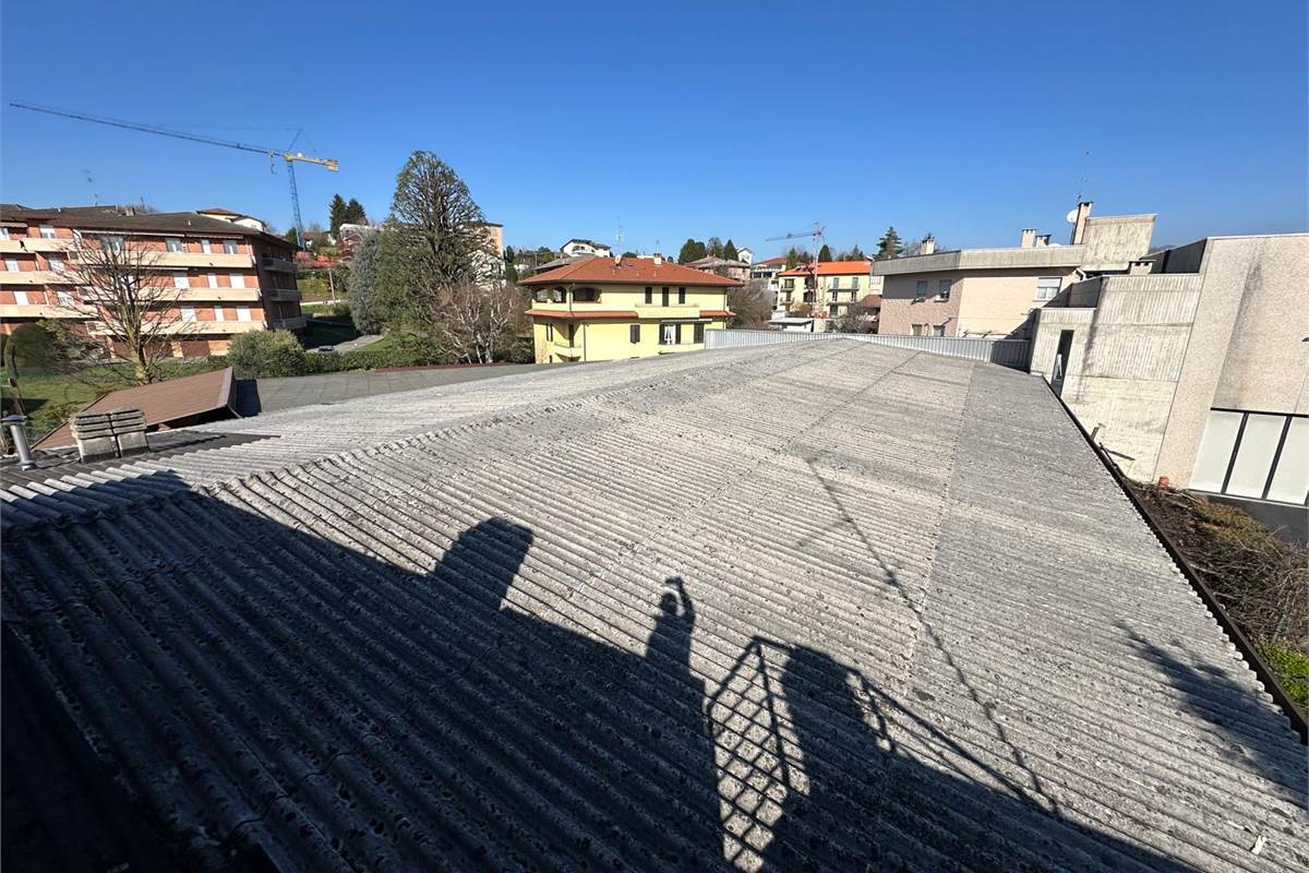 CANTU' PORZIONE DI CAPANNONE CON APPARTAMENTO