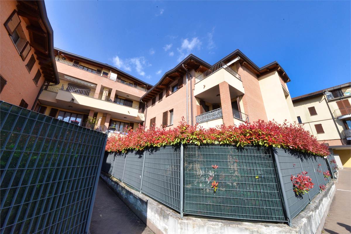 CANTU' ZONA FECCHIO - TRELOCALI CON TERRAZZINO 