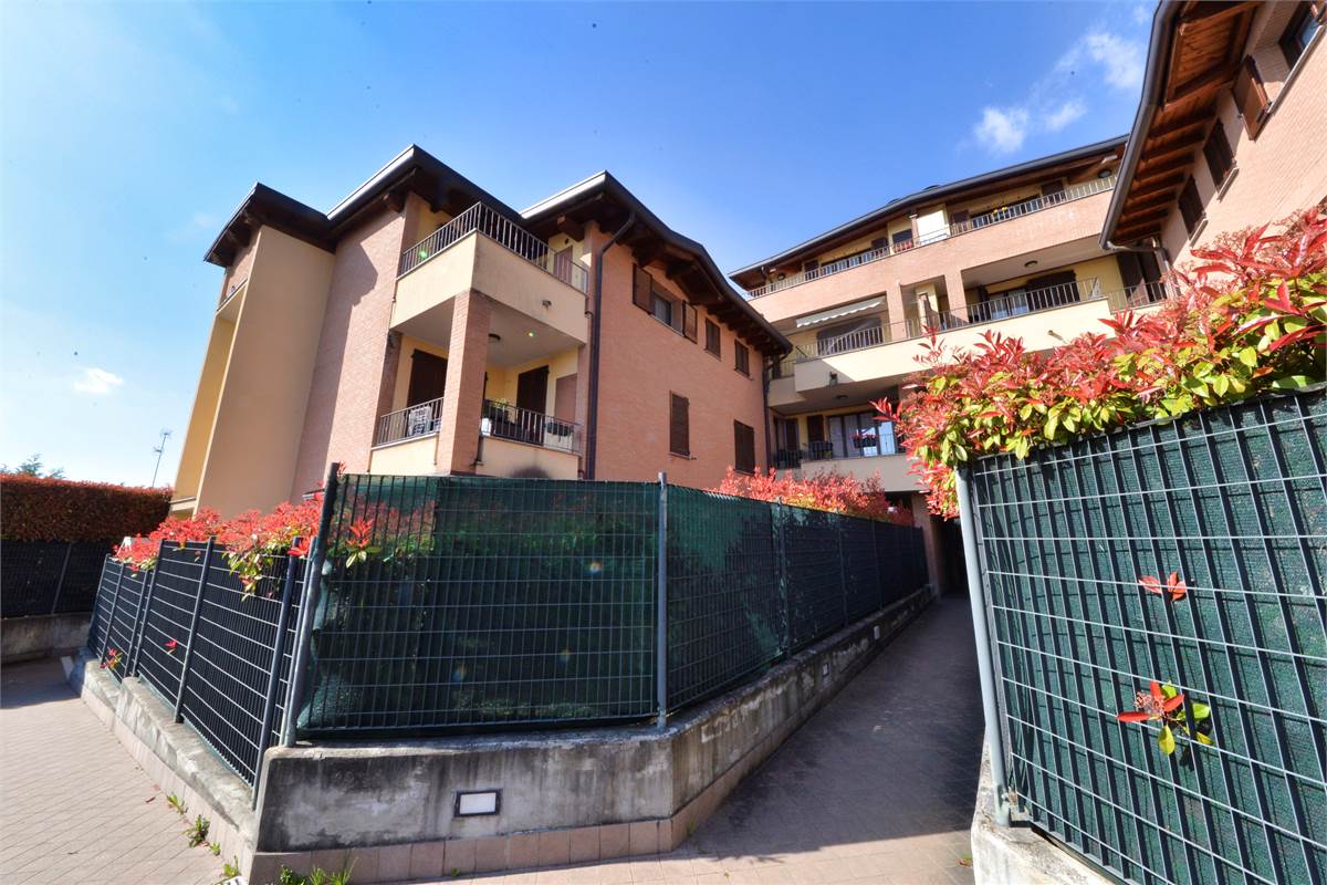 CANTU' ZONA FECCHIO - TRELOCALI CON TERRAZZINO 